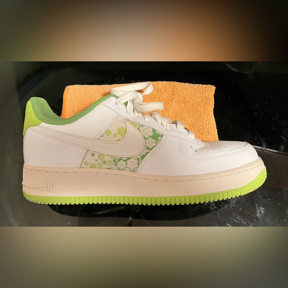 Nike AF. Green Floral print women’s 9.